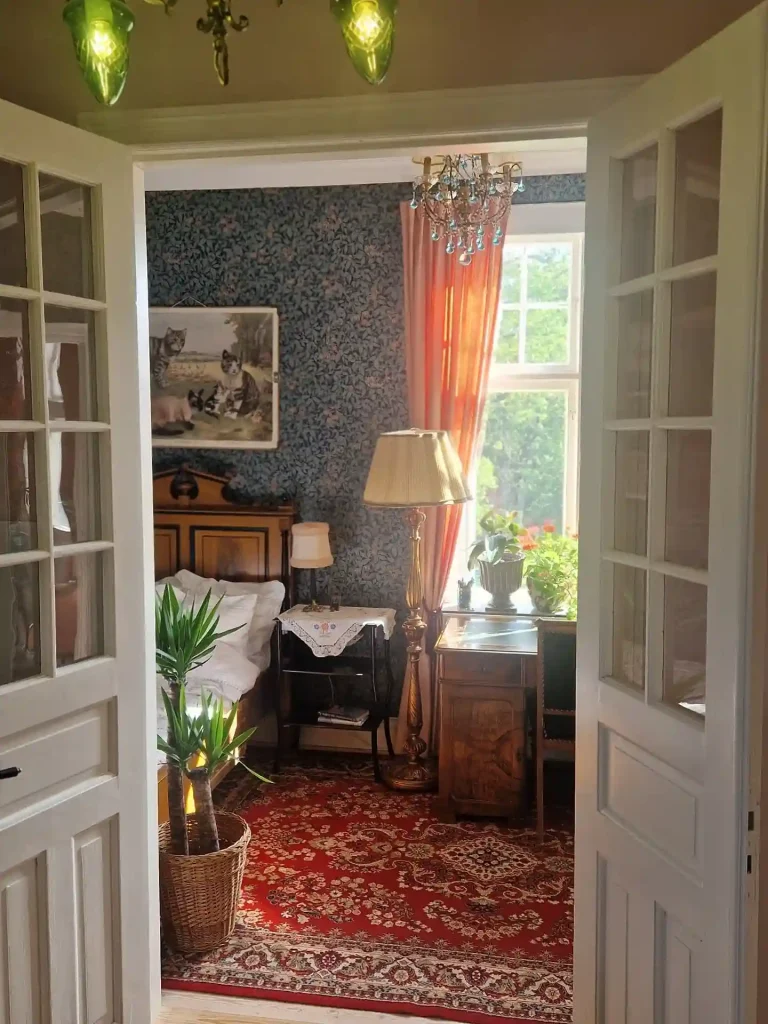 12. How to Choose Victorian Bedroom Curtains and Window Treatments