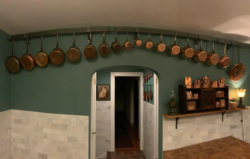30. Use Vintage Crockery as Kitchen Decoration