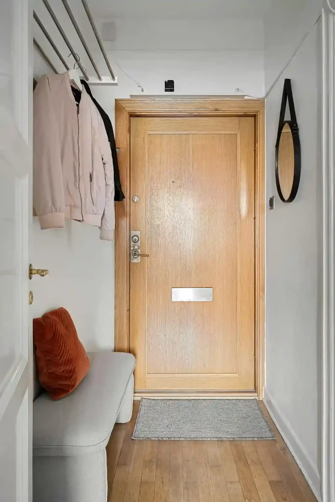1 Small Entryway